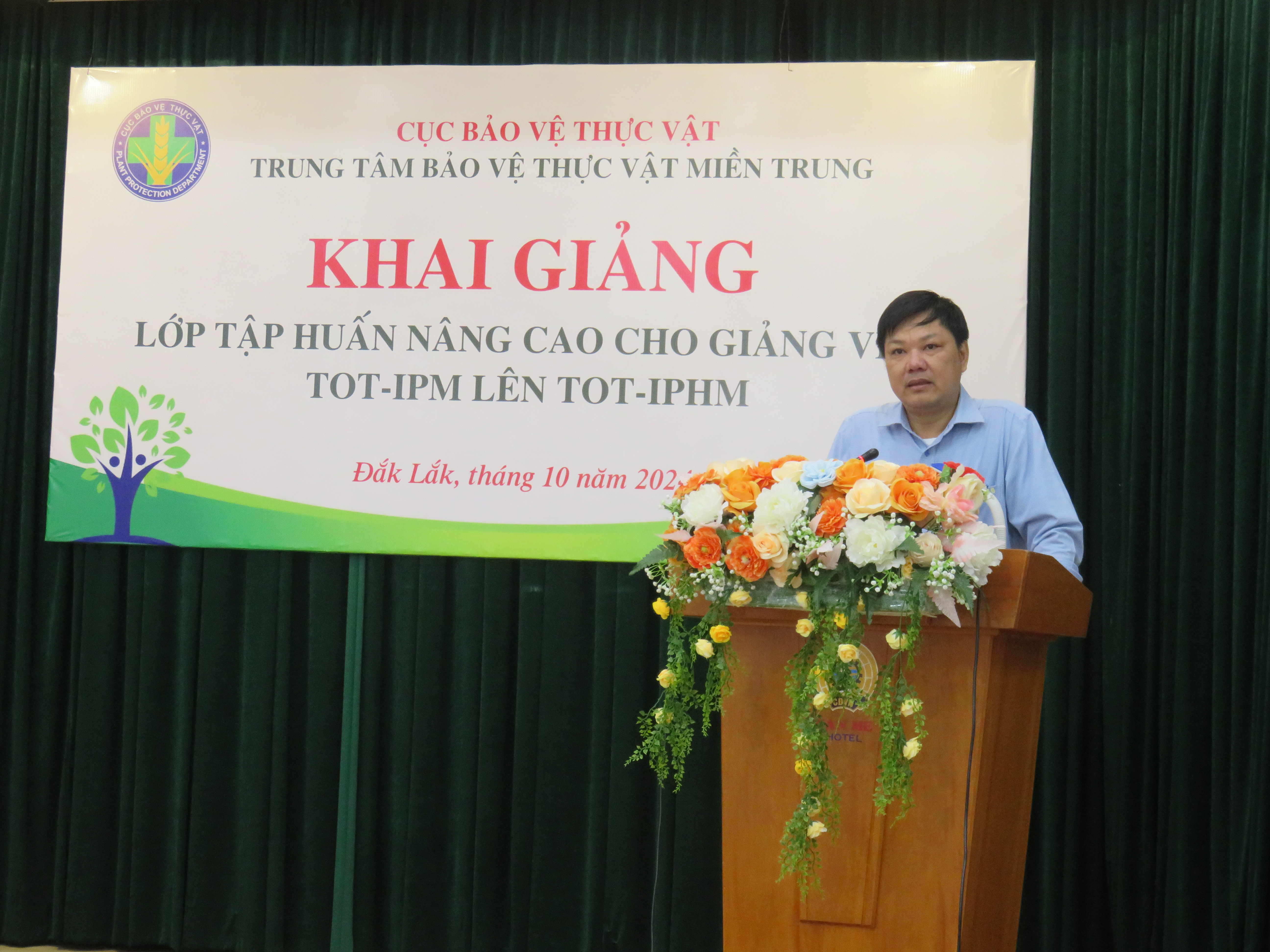 Ông Lương Anh Tuấn, Giám đốc Trung tâm Bảo vệ thực vật miền Trung phát biểu khai giảng lớp tập huấn