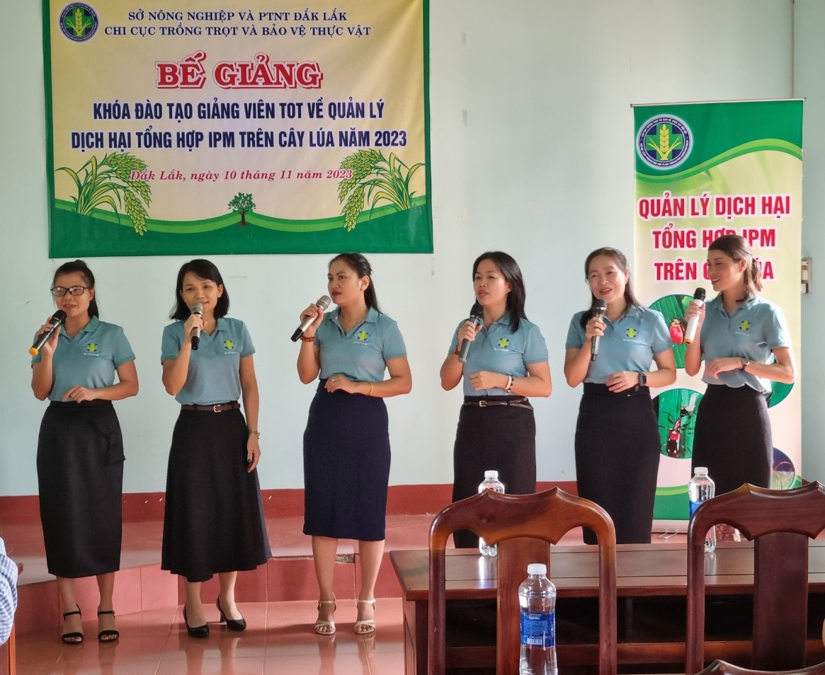 (Văn nghệ chào mừng)