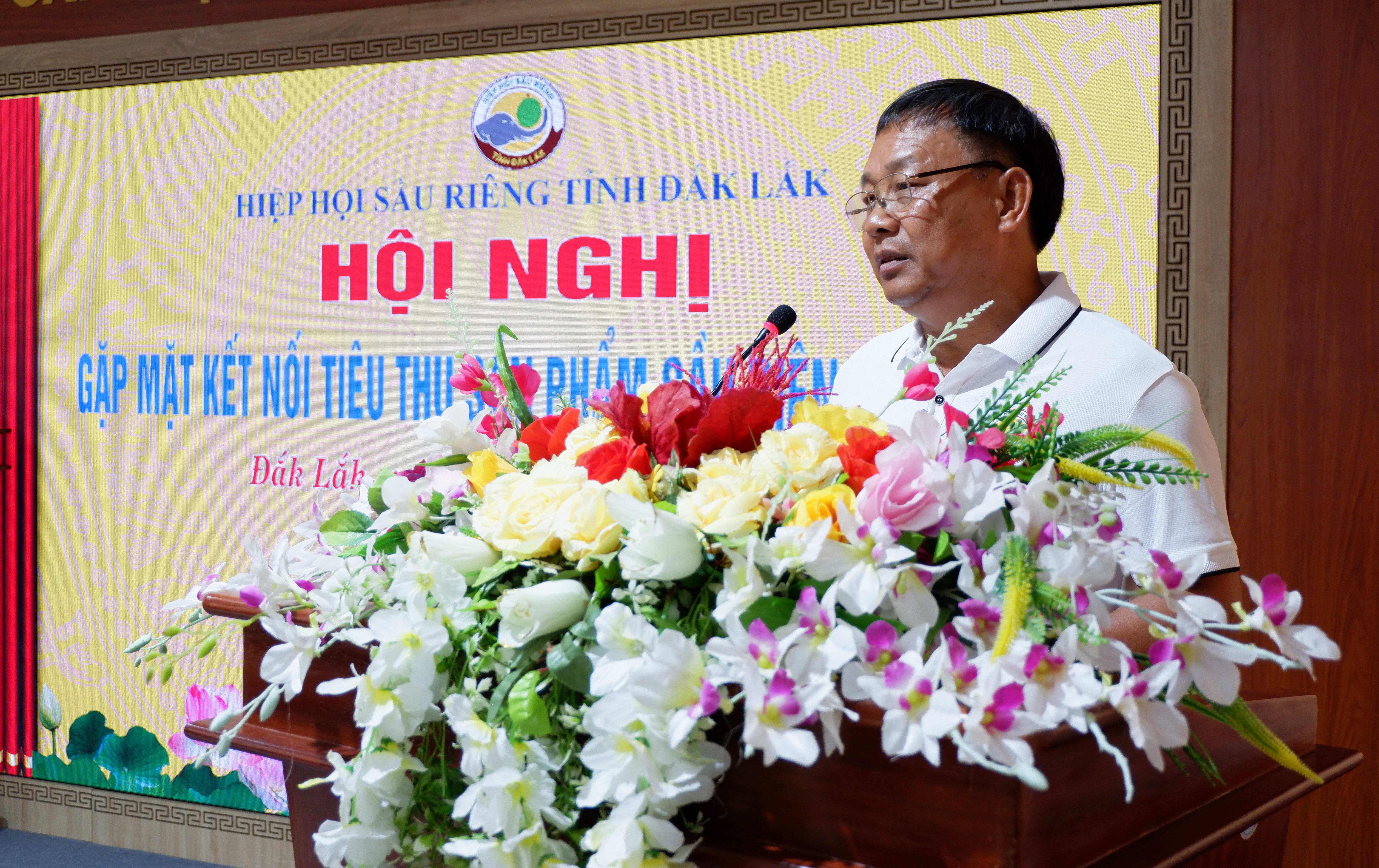 Đồng chí Vũ Đức Côn, UV Ban Thường vụ Đảng ủy, Phó Giám đốc Sở Nông nghiệp và PTNT, Chủ tịch Hiệp hội Sầu riêng tỉnh Đắk Lắk phát biểu khai mạc