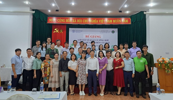 Bế giảng lớp TOT về quản lý tổng hợp sâu keo mùa thu trên cây ngô